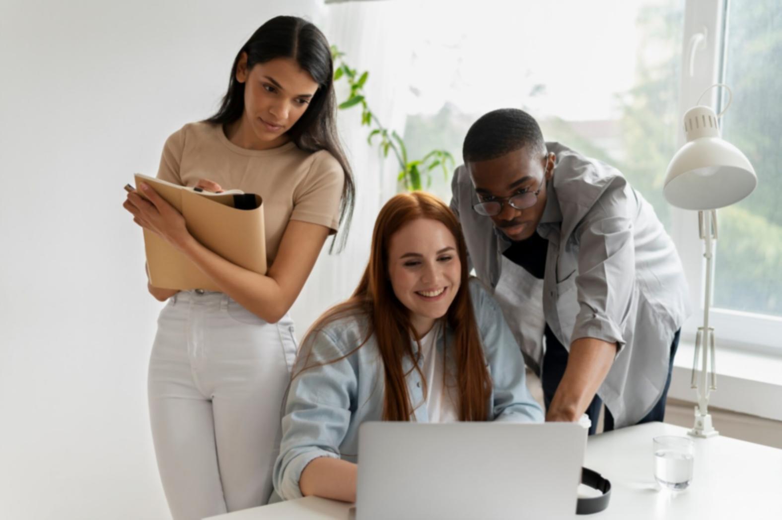 Equipo de profesionales trabajando en análisis financiero